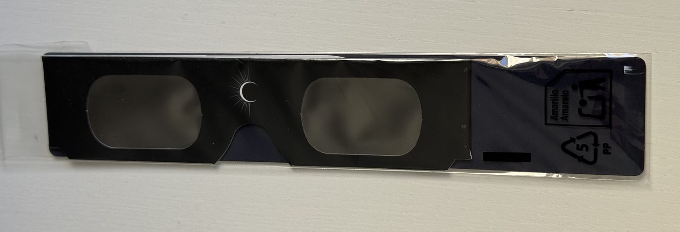 Gafas de eclipse Eclipsea Signature certificadas, listas para montarse sobre la tarjeta impresa con tu marca.